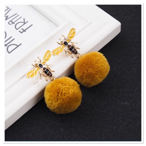 Boutique Jewelry - Dangle Bee 🐝 Pom Pom Earrings